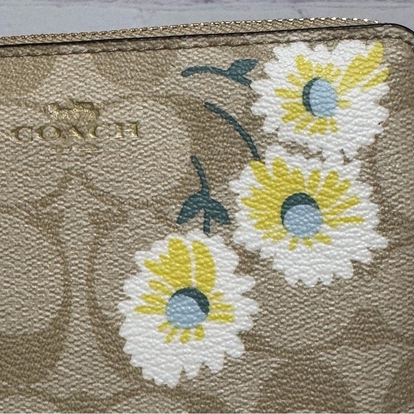 Coach Corner Zip Wristlet In Signature Canvas With Daisy Limited Edition nwt - Picture 7 of 7